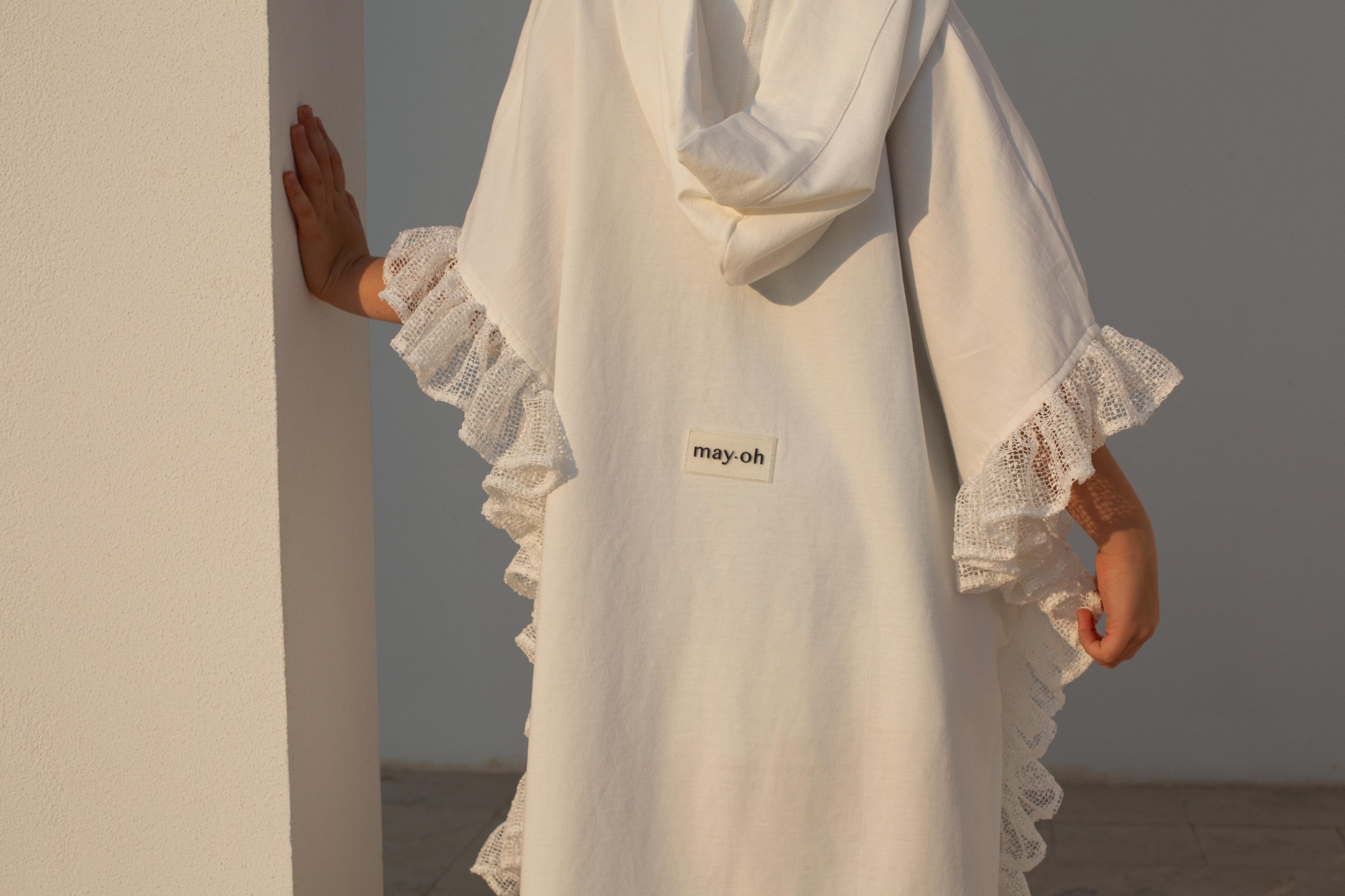 Mini White Hooded Poncho - الصورة 2